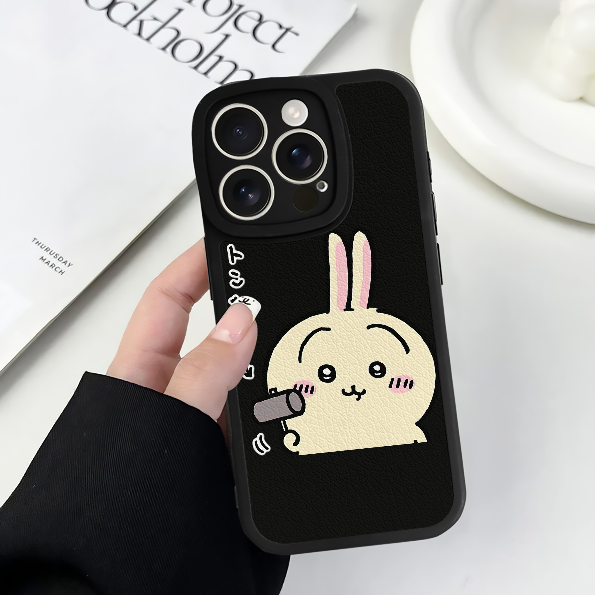 （画像用） ちいかわ うさぎ Chii-kawa usagi 【iPhone 16シリーズ対応】シリコンスマホケース（レザー調） 材質：シリコン